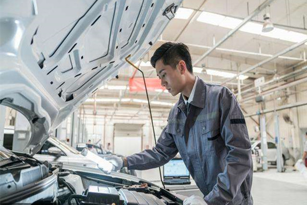 成都職業(yè)技術(shù)學(xué)校建議男生選專業(yè)還是選汽修技術(shù)專業(yè)好