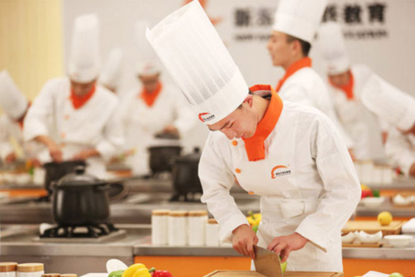 烹飪專業(yè)同學(xué)實(shí)訓(xùn)