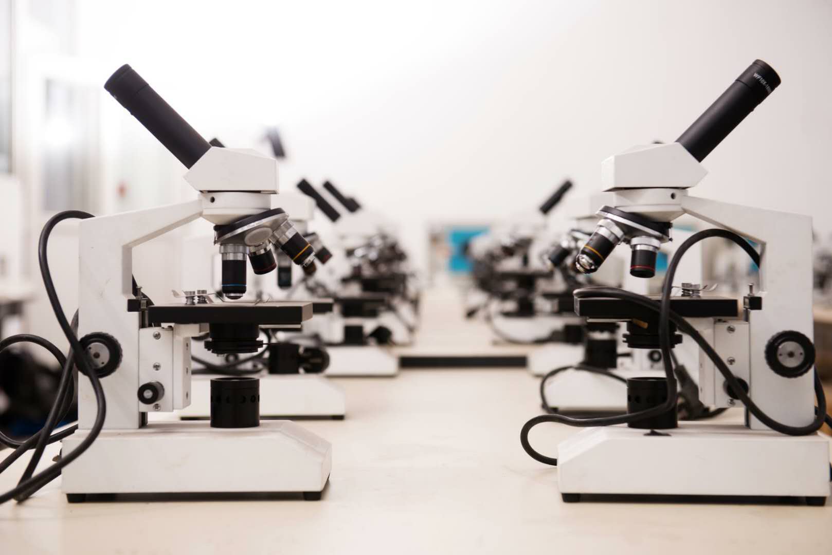 衛(wèi)校顯微鏡