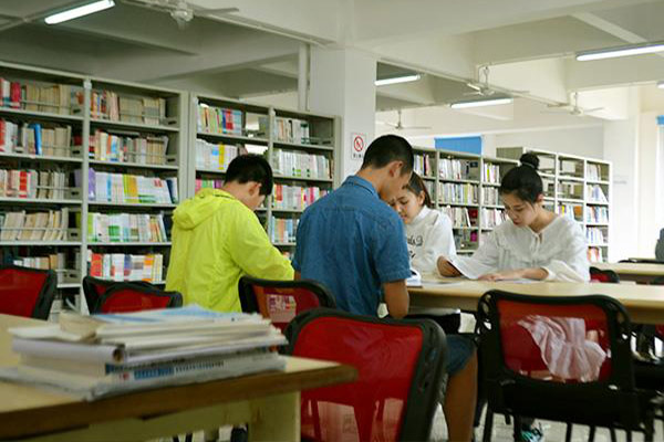 學(xué)校圖書館 學(xué)校圖書館