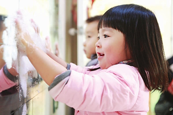 孩子們正在做手工 孩子們正在做手工