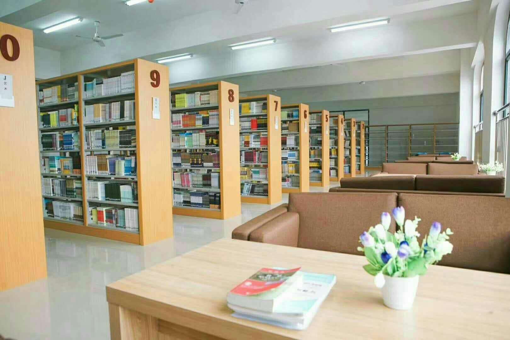 學(xué)校圖書館